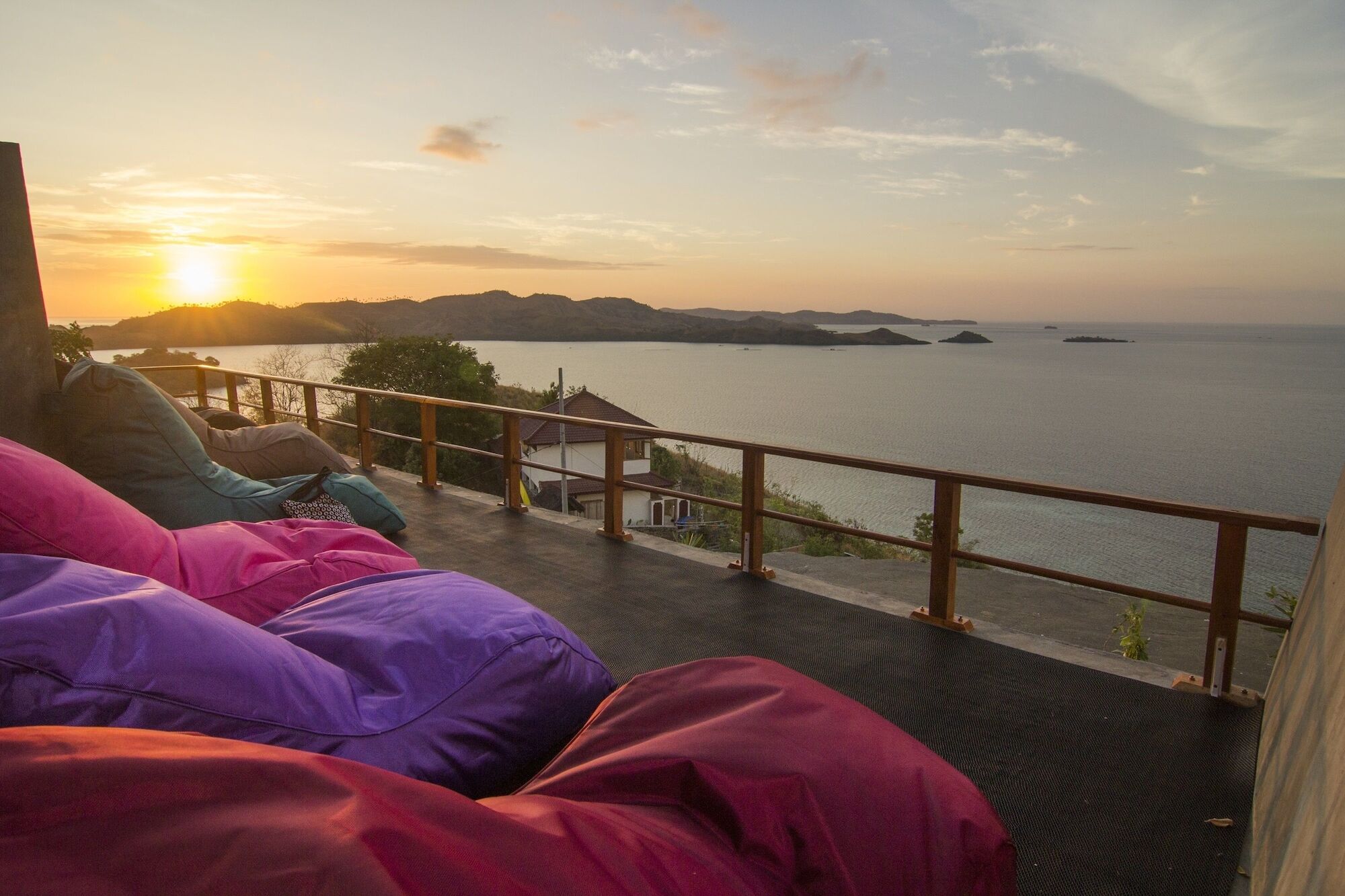 One Tree Hill - Hostel Labuan Bajo Buitenkant foto