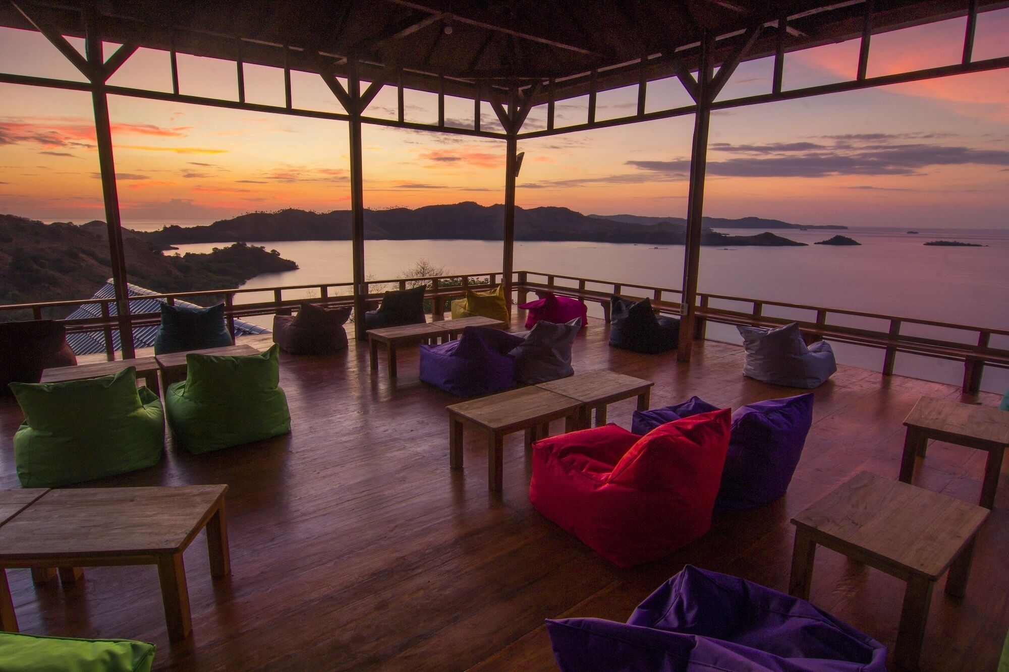 One Tree Hill - Hostel Labuan Bajo Buitenkant foto